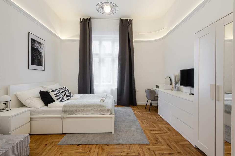 Bed, TV and multimedia, Seating area, Bedroom