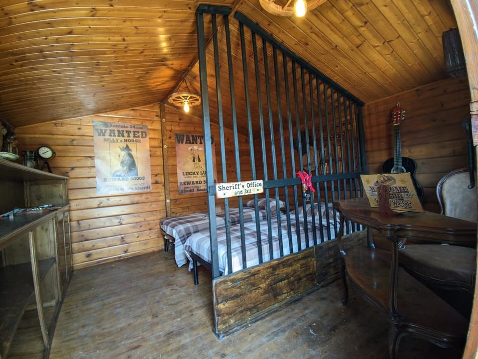 Wild West-style accommodation featuring 2 mobile homes and 2 huts Apartment in Castelnuovo del Garda