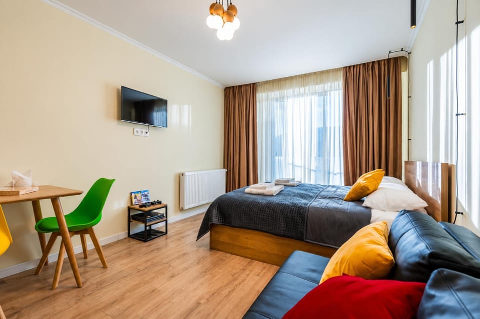 Bed, TV and multimedia, Seating area