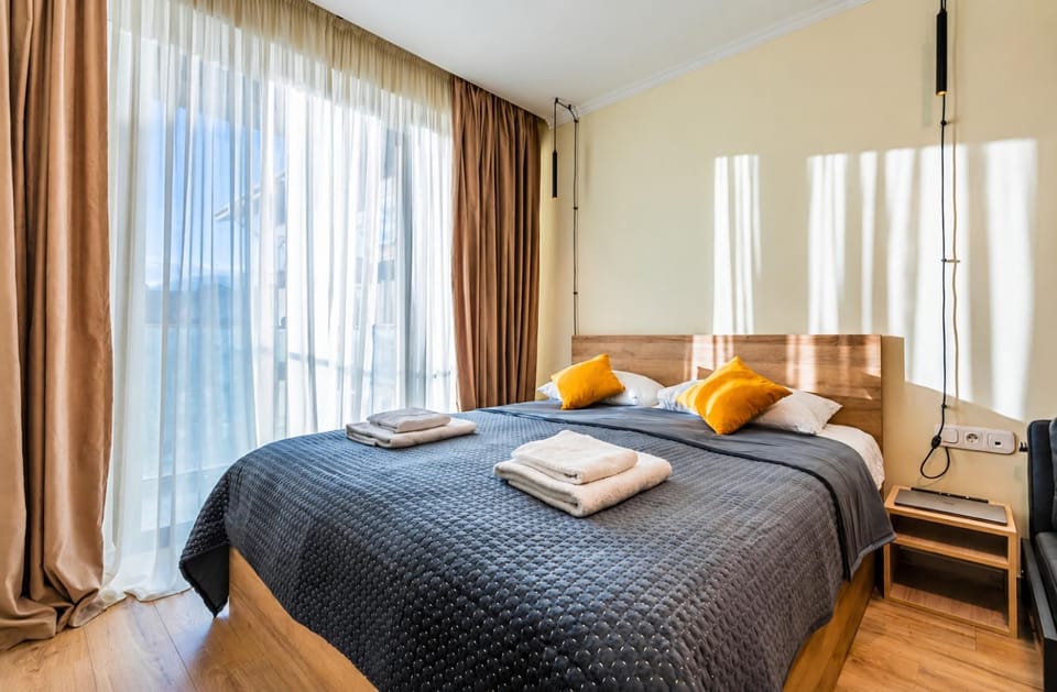 Bedroom, towels