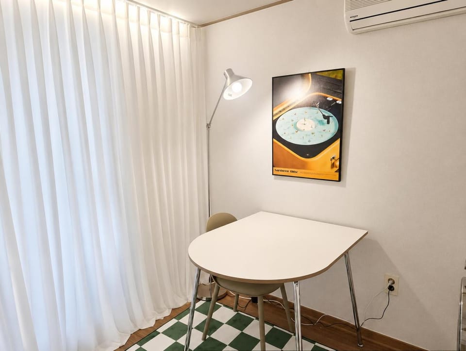 52Hongdae Station Area, Yeonnam, Hongdae Street, 15 Minutes from Itaewon, Single Accommodation, Fully Furnished Apartment in Seoul