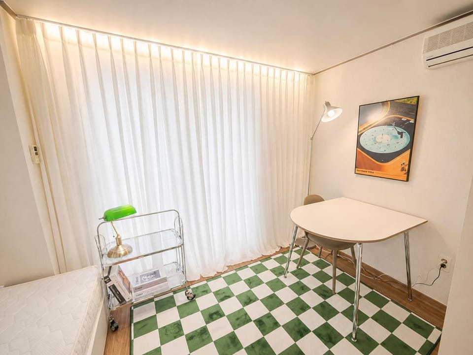 52Hongdae Station Area, Yeonnam, Hongdae Street, 15 Minutes from Itaewon, Single Accommodation, Fully Furnished Apartment in Seoul