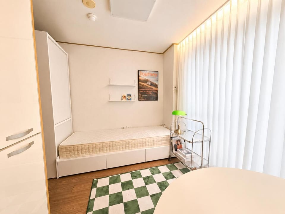 52Hongdae Station Area, Yeonnam, Hongdae Street, 15 Minutes from Itaewon, Single Accommodation, Fully Furnished Apartment in Seoul