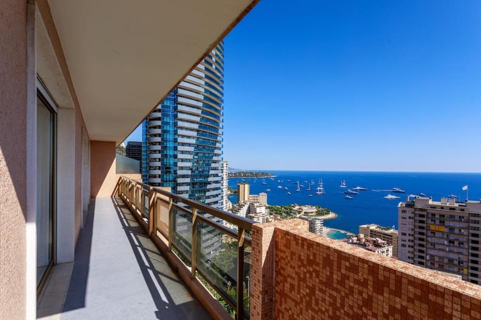 Modern & sumptuous penthouse on Monaco's doorstep Apartment in French Riviera