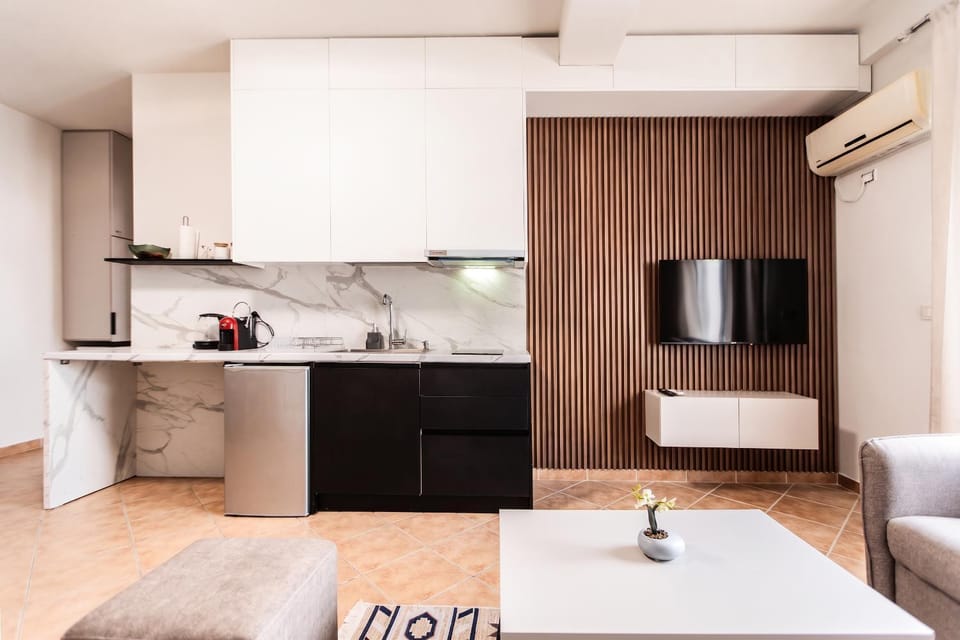 Kitchen or kitchenette, Dining area, minibar, oven, pet friendly, stove, air conditioner