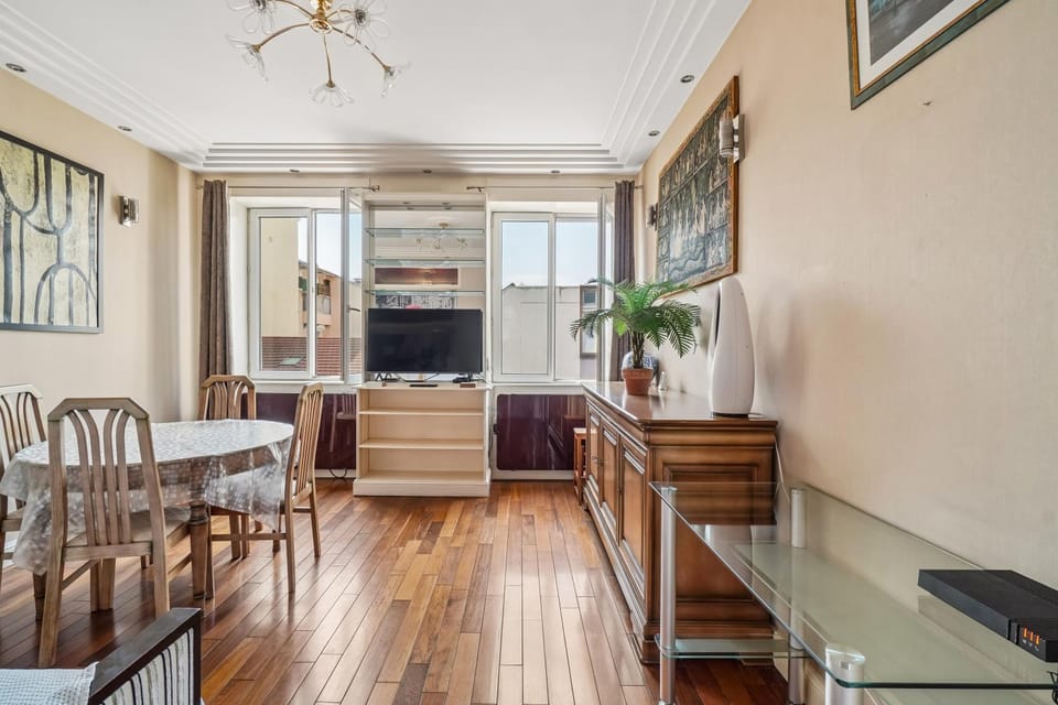 TV and multimedia, Kitchen or kitchenette, Living room, Seating area, Dining area