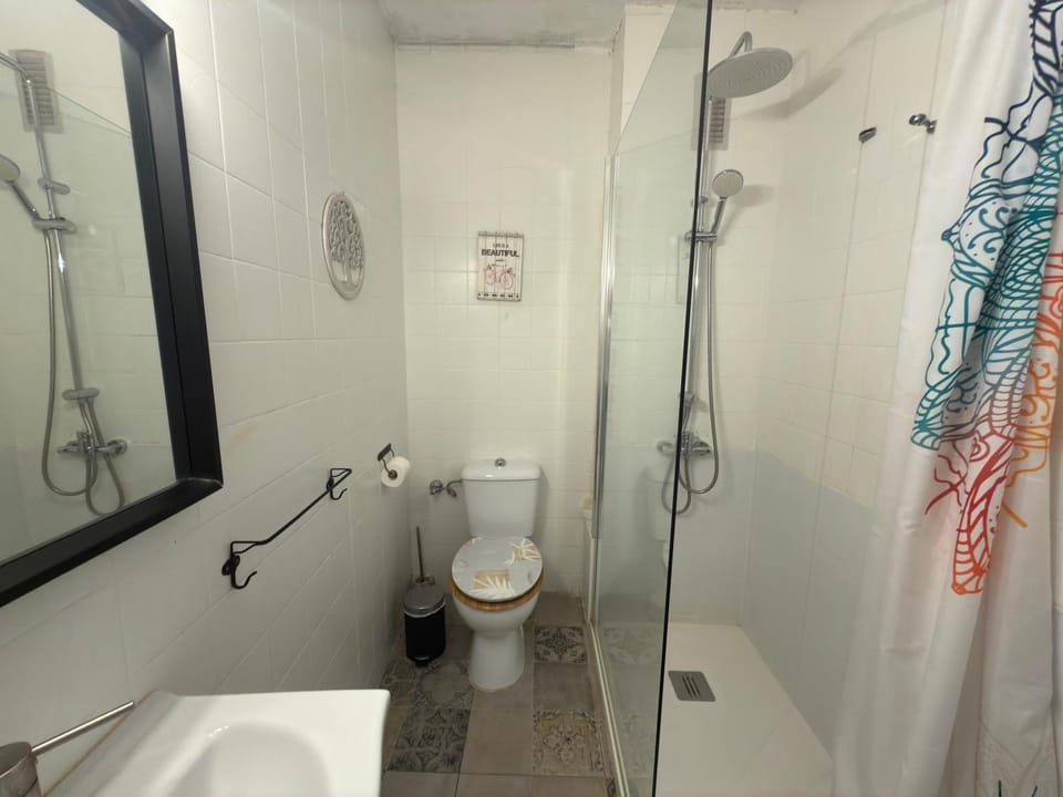 Shower, Toilet, Bathroom, towels