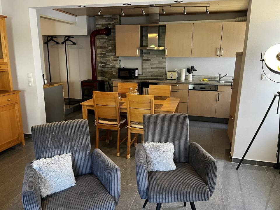 Kitchen or kitchenette, Living room, Seating area, Dining area, dishwasher, oven, pet friendly, stove, toaster