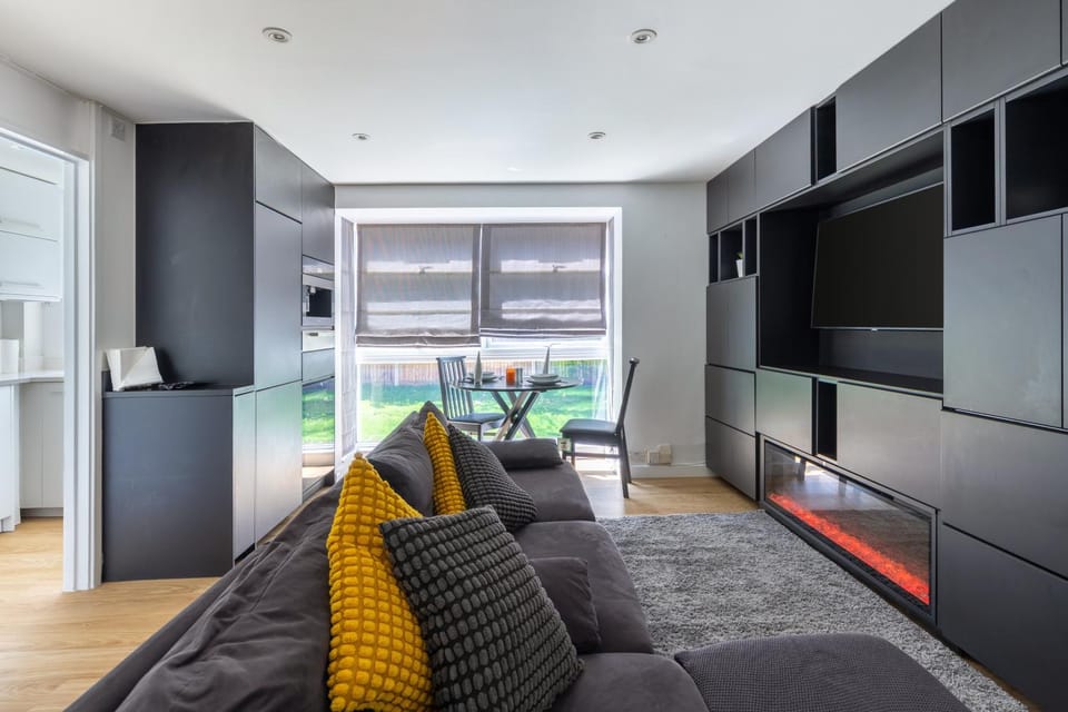 Communal lounge/ TV room, TV and multimedia, Living room, Seating area, Dining area, Evening entertainment, fireplace