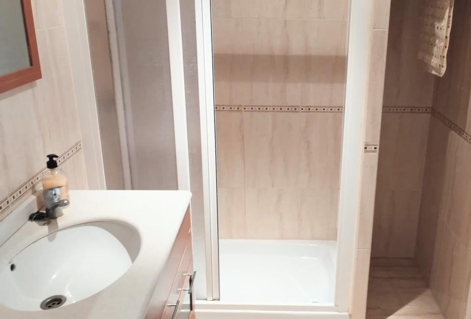 Bright 4-Bedroom Apartment Close to Alicante Apartment in Alacantí