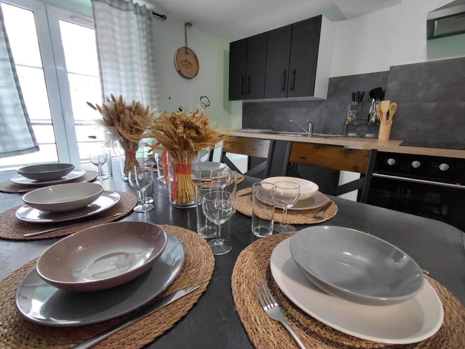 Kitchen or kitchenette, Dining area, stove