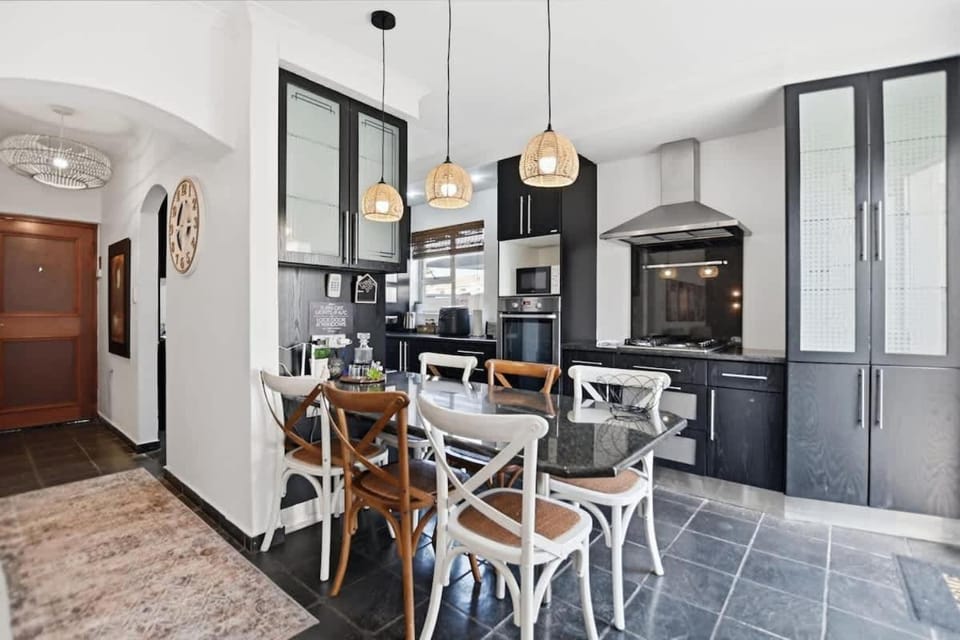 Kitchen or kitchenette, Seating area, Dining area, oven, stove