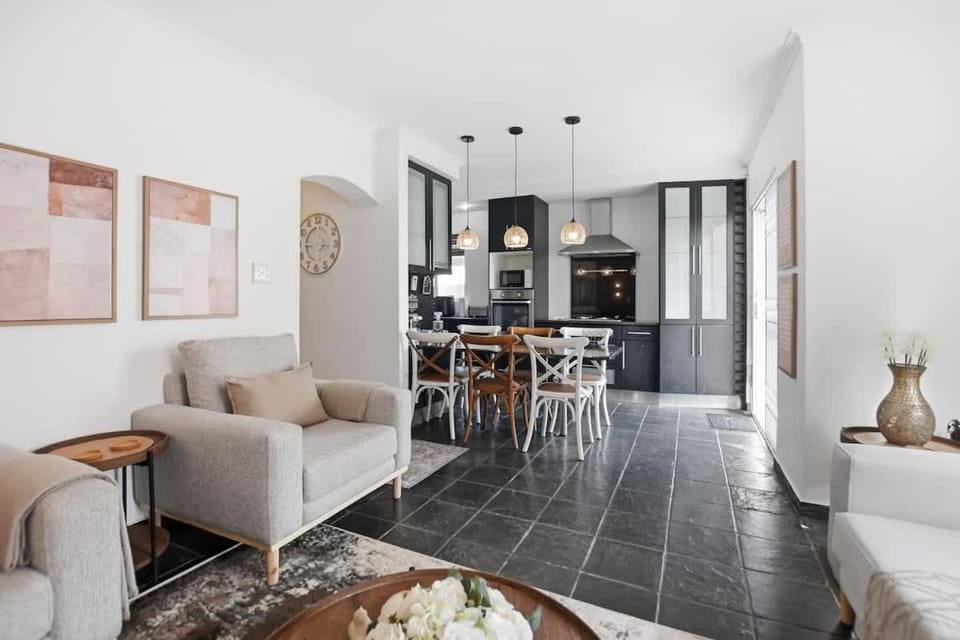 Kitchen or kitchenette, Living room, Seating area, Dining area