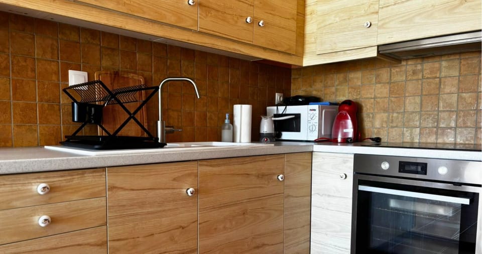 Coffee/tea facilities, Kitchen or kitchenette, stove