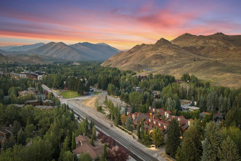 Abode at The Timbers minutes to skiing hot tub House in Ketchum