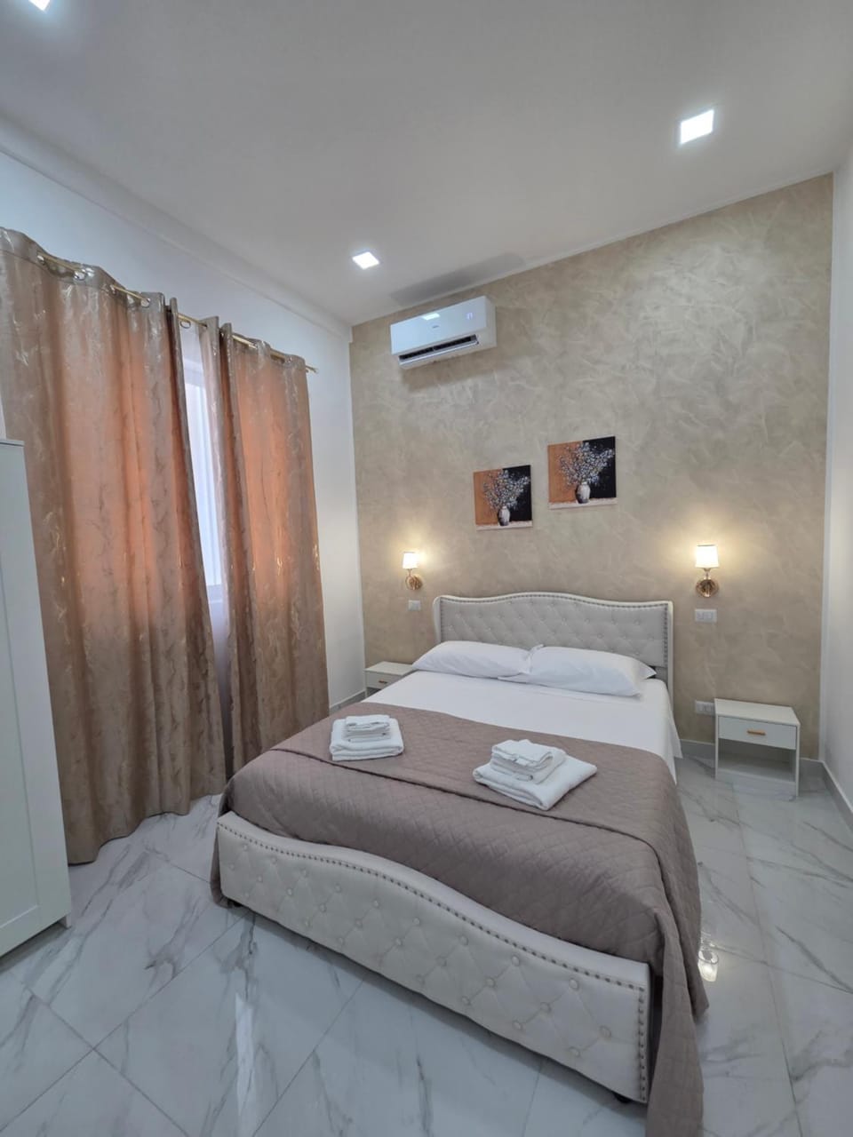 Bed, Photo of the whole room, Bedroom, towels, air conditioner