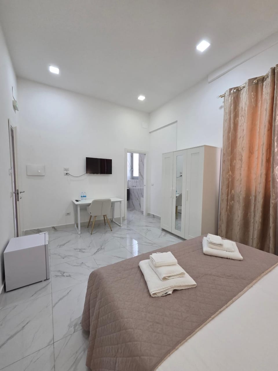 TV and multimedia, Photo of the whole room, Bedroom, towels, wardrobe