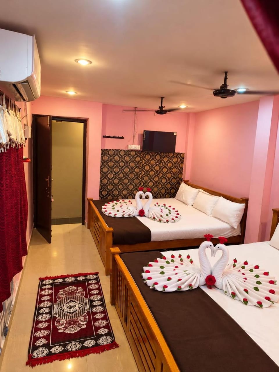 Communal lounge/ TV room, Bed, TV and multimedia, Bedroom, Family, air conditioner, air conditioner