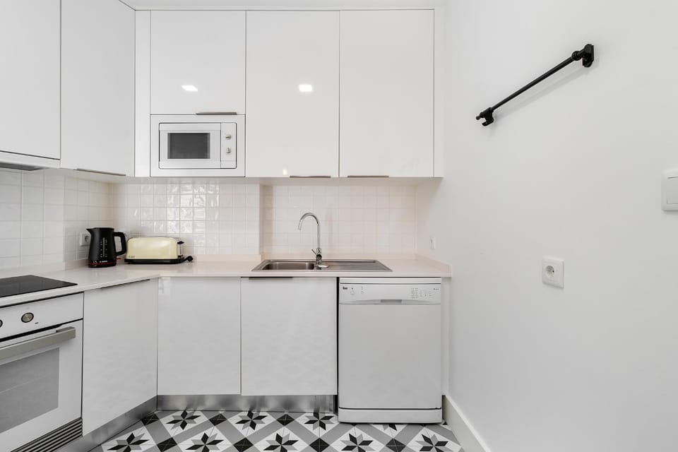 Coffee/tea facilities, dishwasher, oven, stove, toaster