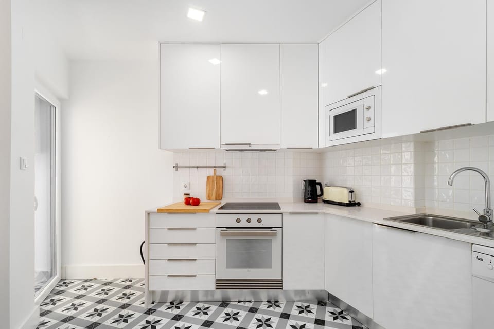 Coffee/tea facilities, Kitchen or kitchenette, dishwasher, oven, stove