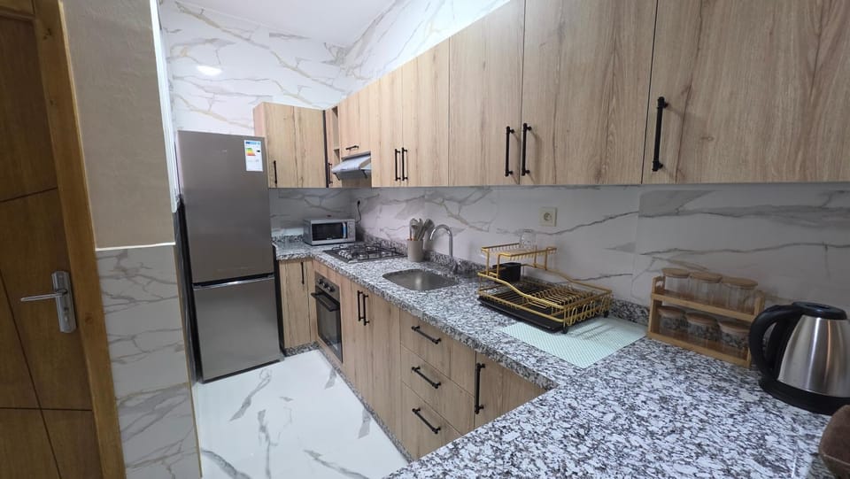 Coffee/tea facilities, Kitchen or kitchenette, minibar, oven, stove