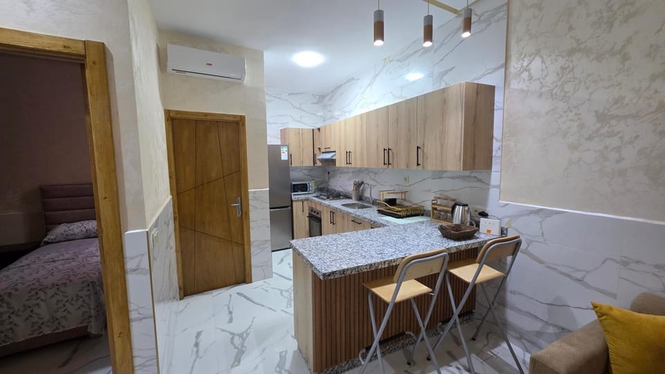 Kitchen or kitchenette, Living room, Dining area, minibar, oven, stove, air conditioner