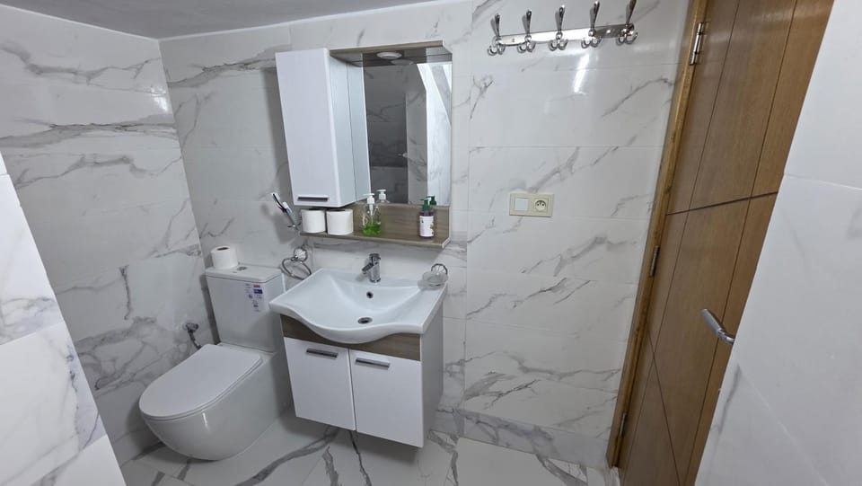 Shower, Toilet, Bathroom, towels
