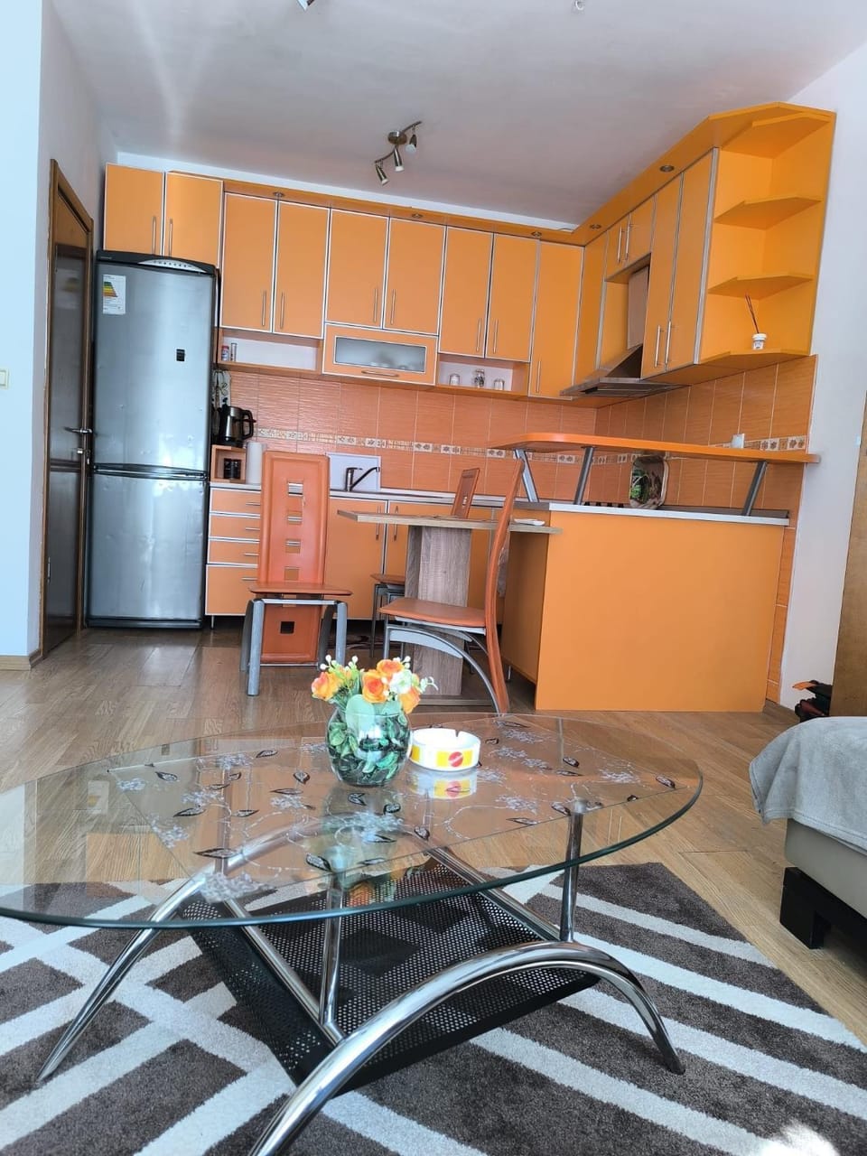 Kitchen or kitchenette, Dining area, minibar, oven, stove