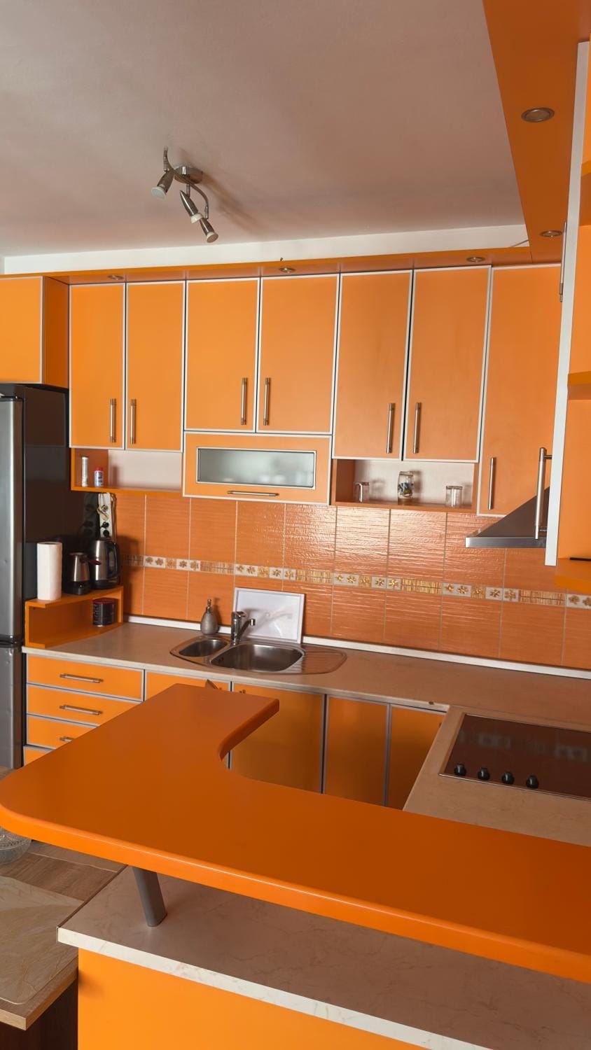 Kitchen or kitchenette, minibar, stove