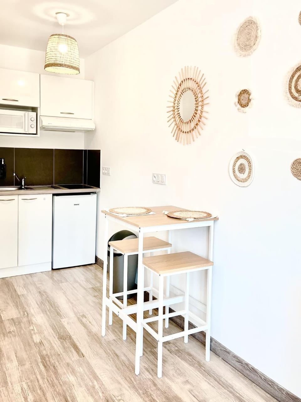 Kitchen or kitchenette, Dining area, stove