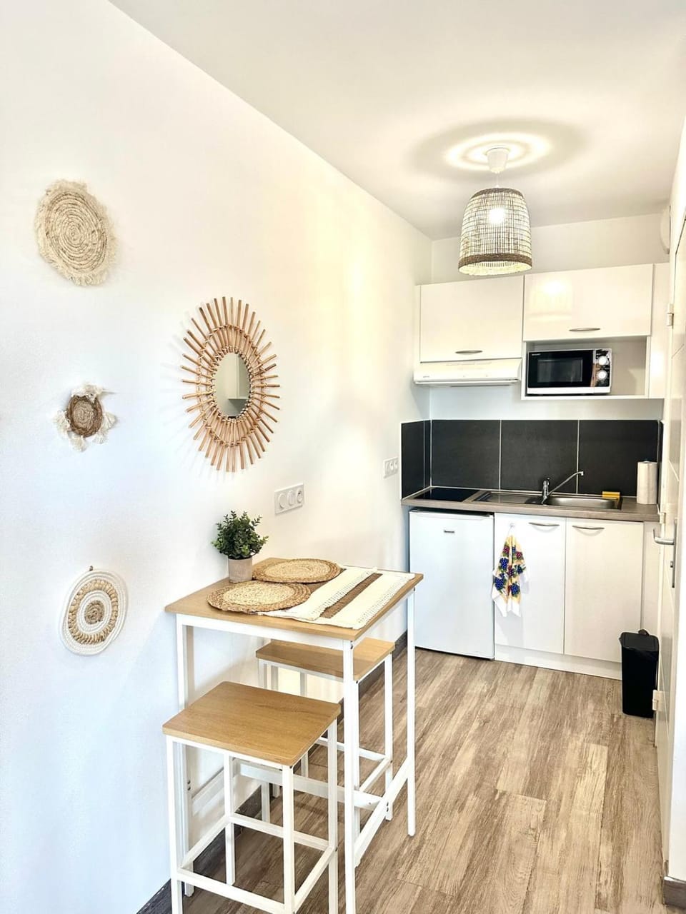 Kitchen or kitchenette, Dining area, stove