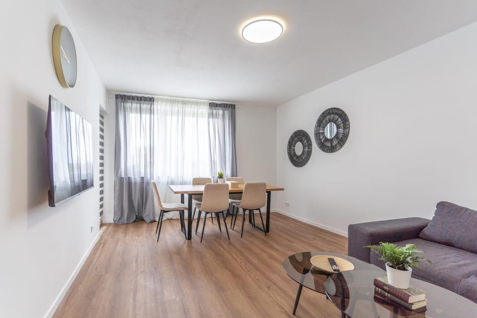 TV and multimedia, Living room, Seating area, Dining area