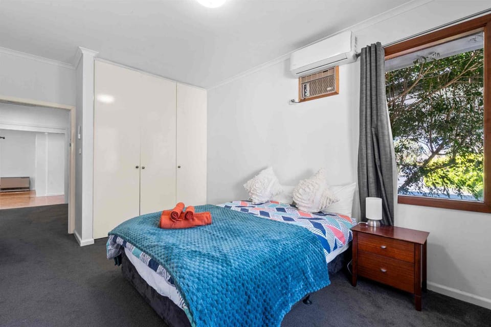 Luxury Retreat 5-Bedroom Villa with Private Pool & Beautiful Outdoor Spaces Villa in Melbourne