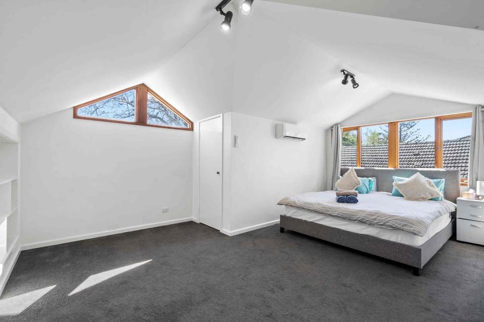 Luxury Retreat 5-Bedroom Villa with Private Pool & Beautiful Outdoor Spaces Villa in Melbourne
