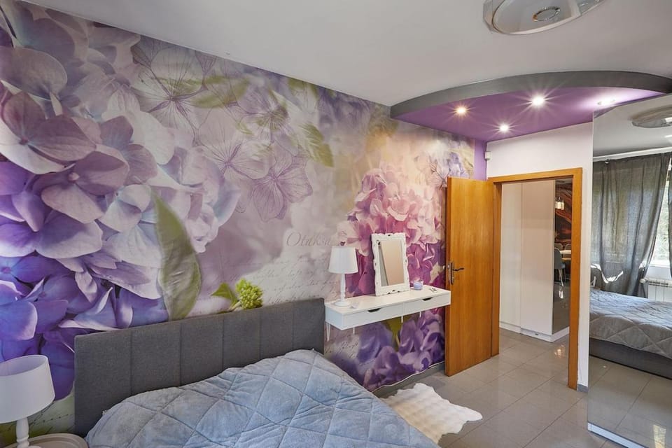 Designer 2BD, Own Entrance Own Terrace City Center Apartment in Sofia