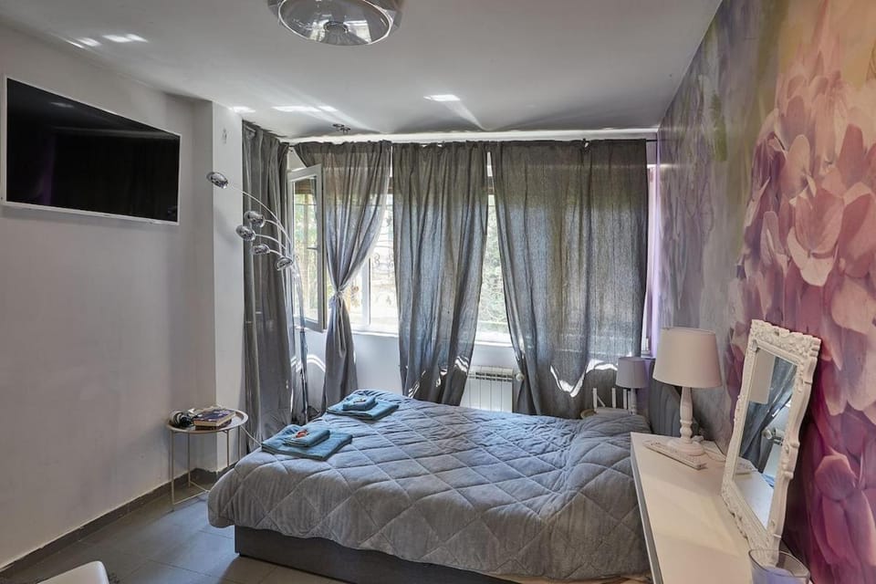 Designer 2BD, Own Entrance Own Terrace City Center Apartment in Sofia