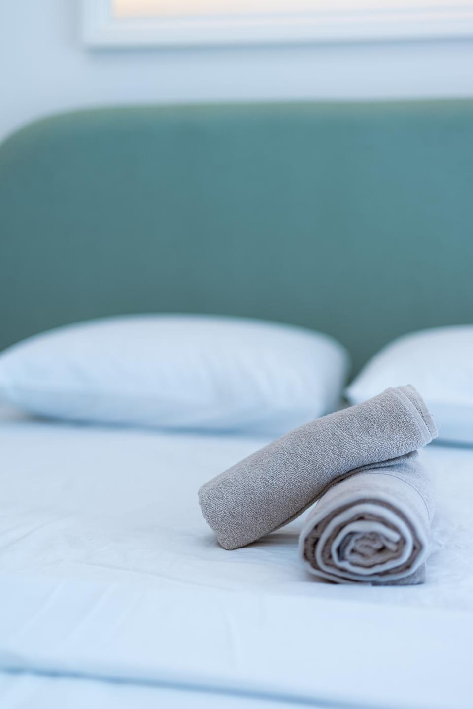 Bed, towels