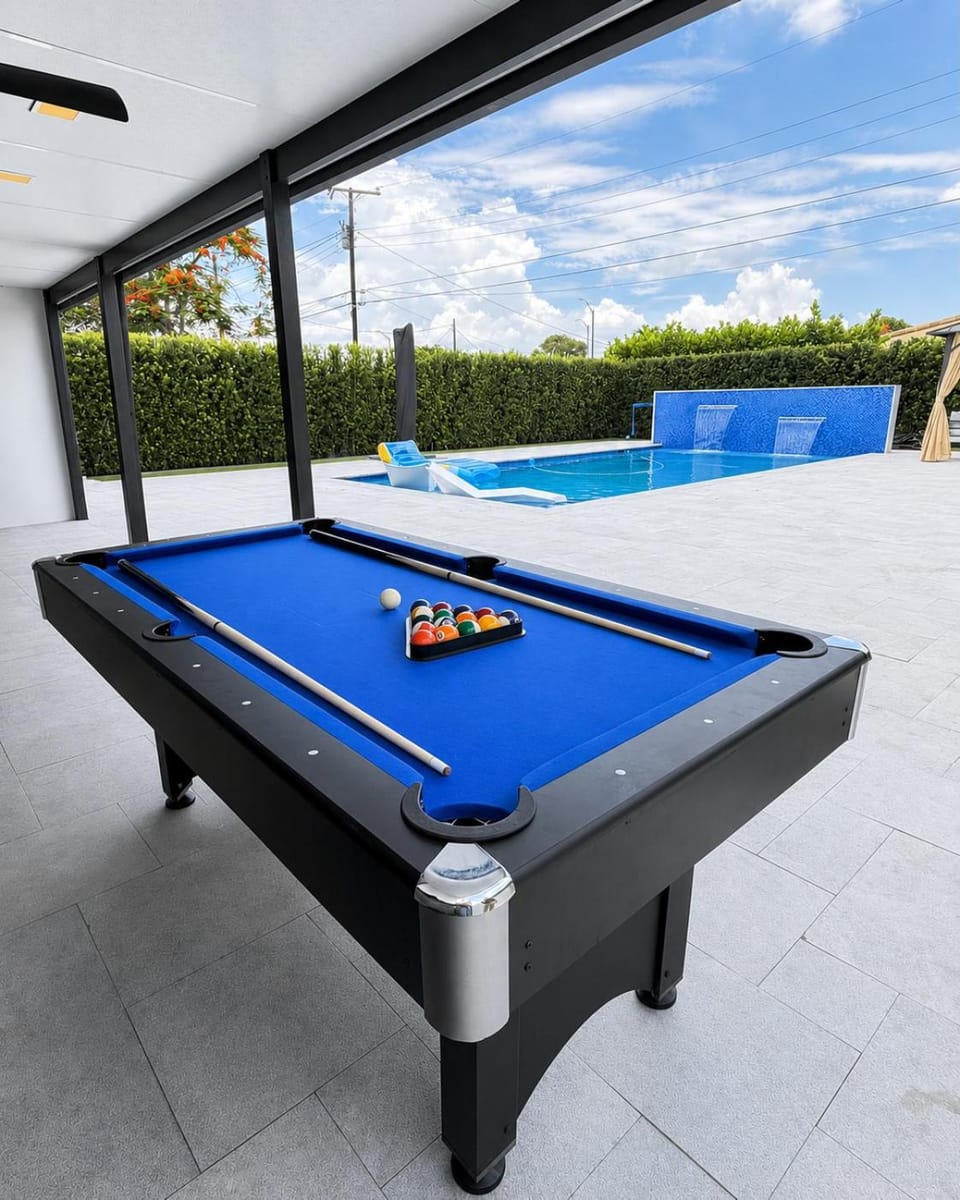 Group Getaway Private Pool, Billiards & Gym Villa in Miami Springs