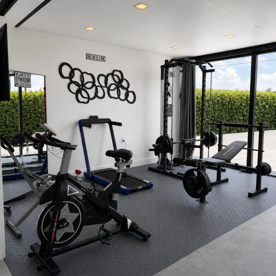 Group Getaway Private Pool, Billiards & Gym Villa in Miami Springs