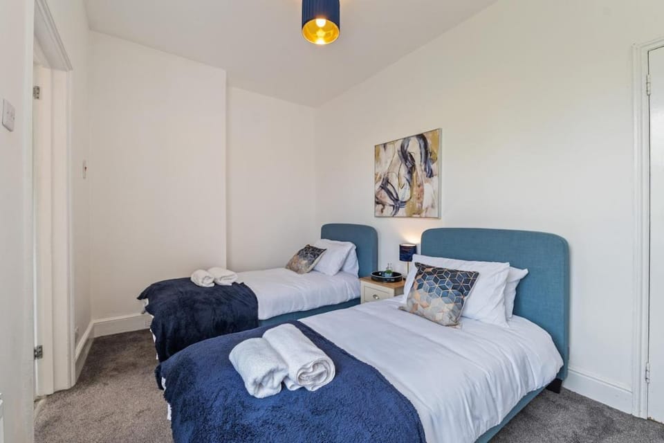 4-Bed Home, Sleeps 8, 3 Bathrooms, Wi-Fi House in Bristol