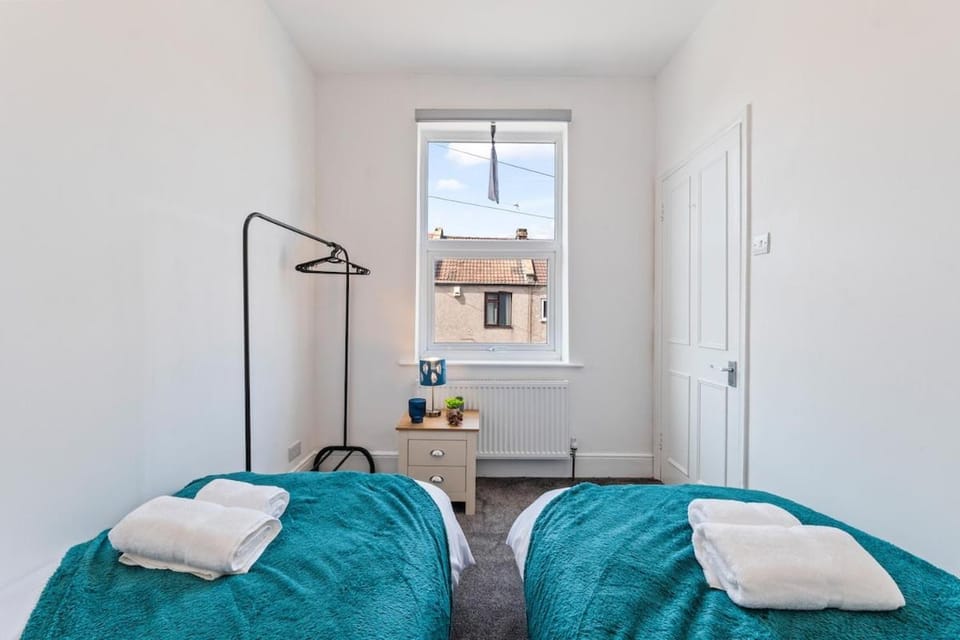 4-Bed Home, Sleeps 8, 3 Bathrooms, Wi-Fi House in Bristol