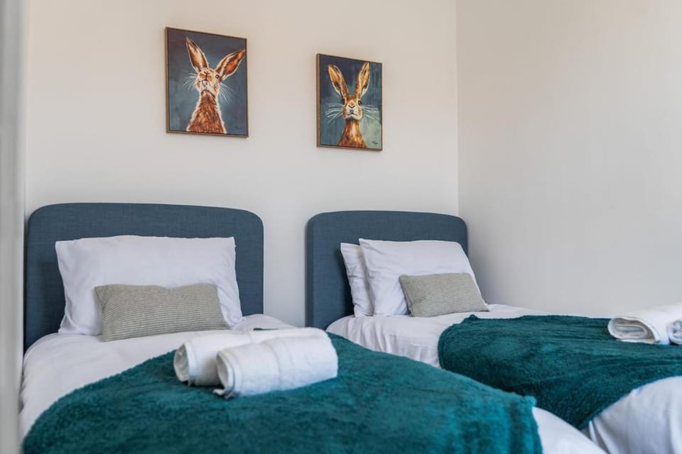 4-Bed Home, Sleeps 8, 3 Bathrooms, Wi-Fi House in Bristol