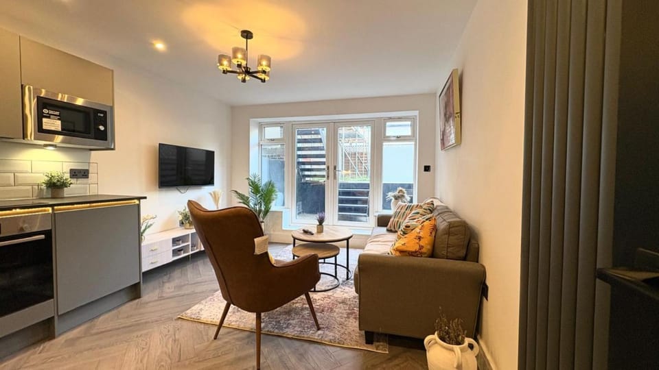 TV and multimedia, Kitchen or kitchenette, Living room, Seating area