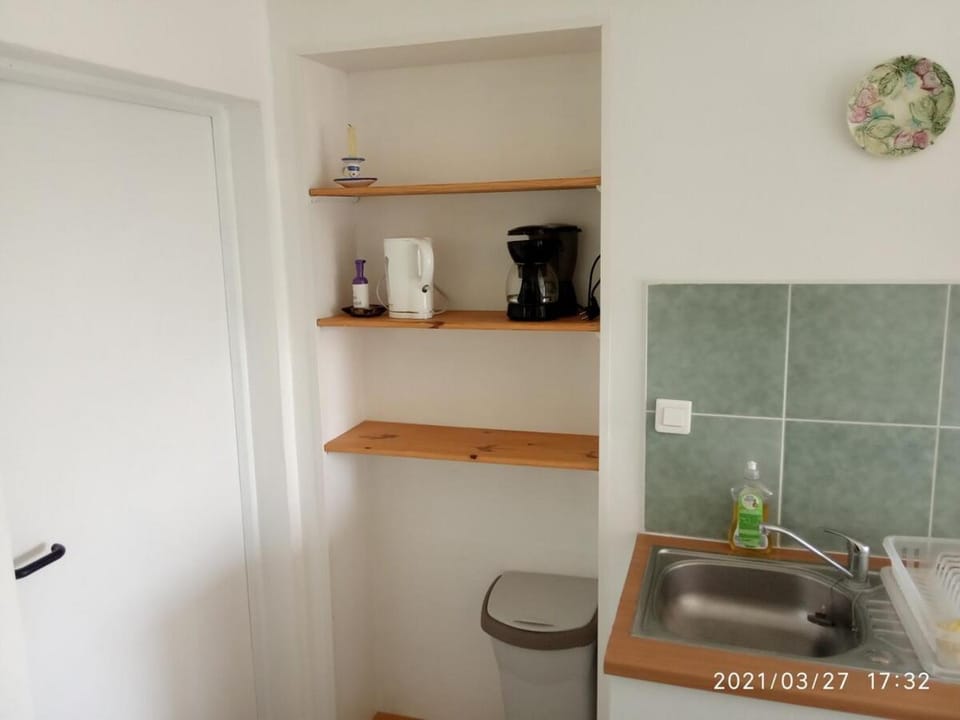 Studio indépendant 2 personnes sur parcelle privative close et petite piscine Apartment in Royan