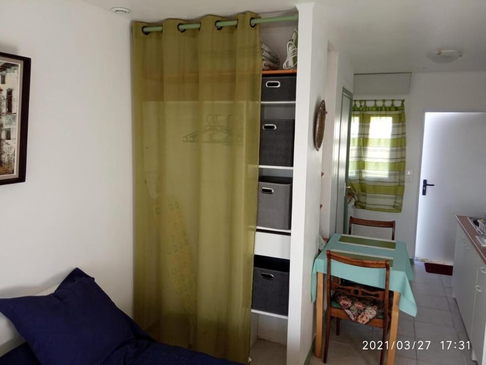 Studio indépendant 2 personnes sur parcelle privative close et petite piscine Apartment in Royan