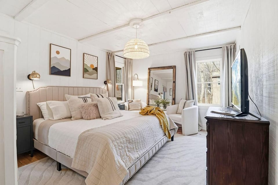 Long & Short of It - Pet Friendly, EV Charger, Firepit + Big Canoe Access House in Georgia
