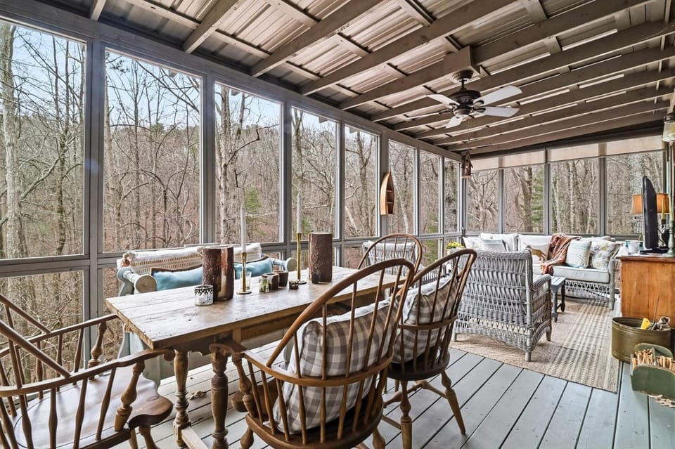 Long & Short of It - Pet Friendly, EV Charger, Firepit + Big Canoe Access House in Georgia