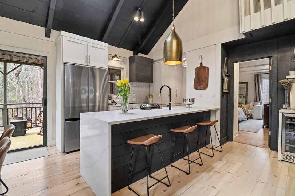 Long & Short of It - Pet Friendly, EV Charger, Firepit + Big Canoe Access House in Georgia