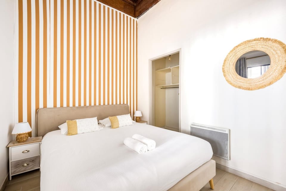 Bed, Photo of the whole room, Bedroom, storage, towels