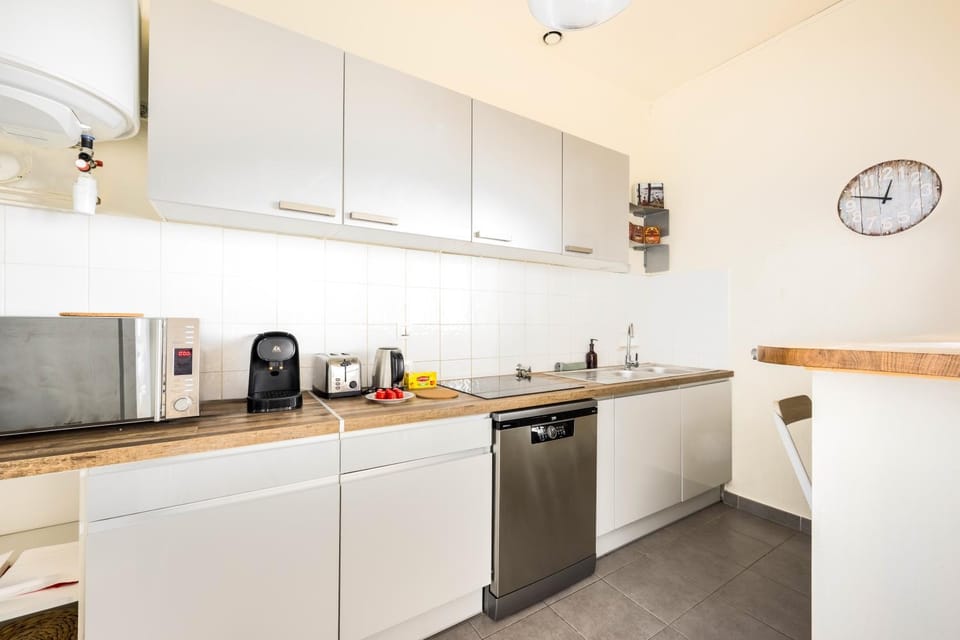 Coffee/tea facilities, dishwasher, microwave, toaster, kitchen